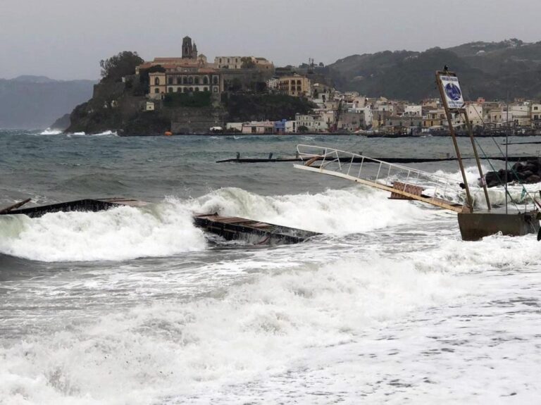 Mareggiata, Eolie isolate per tre giorni. Oggi è ripartito il servizio nave