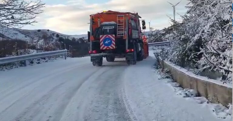 Neve sui Nebrodi, in azione i mezzi spazzaneve della Città Metropolitana