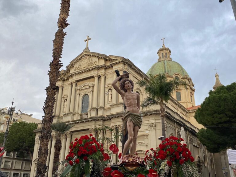 Barcellona P.G – La festa di San Sebastiano, migliaia di fedeli per le strade