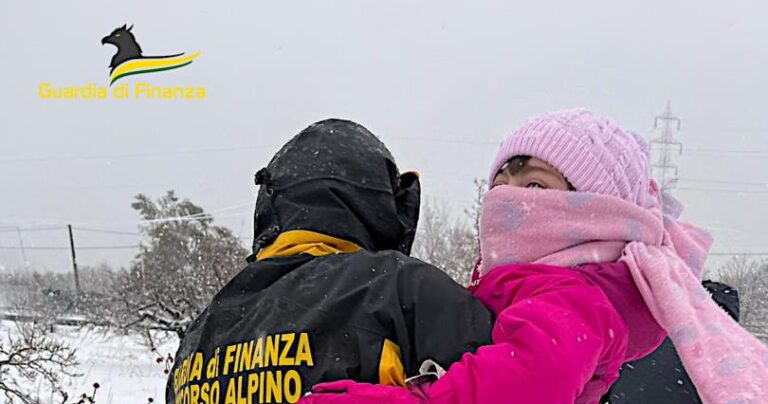 Rimangono bloccati a causa delle forti nevicate sull’Etna. Soccorse 8 persone, tra cui 3 minori