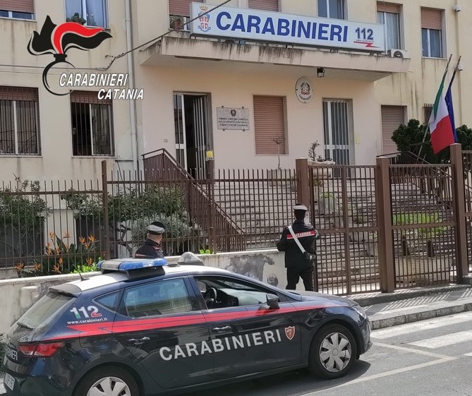 Giarre – Ruba una BMW in un centro commerciale: “Aveva le chiavi attaccate al quadro”, arrestato 34enne