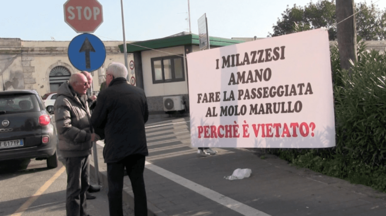 Milazzo, i consiglieri Doddo e Bambaci incatenati davanti al Molo Marullo “Riaprite, non c’è pericolo”