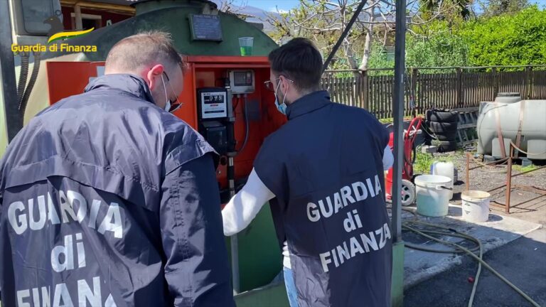 Allungavano la benzina con l’olio, 3 arrestati a Catania