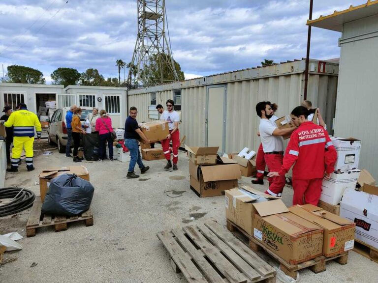 Lampedusa, hot spot al collasso. In arrivo beni di prima necessità a Sigonella con aereo militare