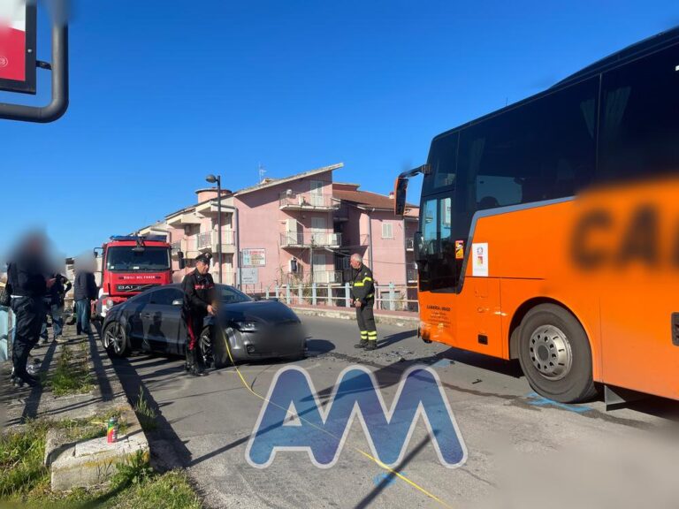 Torrenova, scontro tra auto e pullman. Un ferito