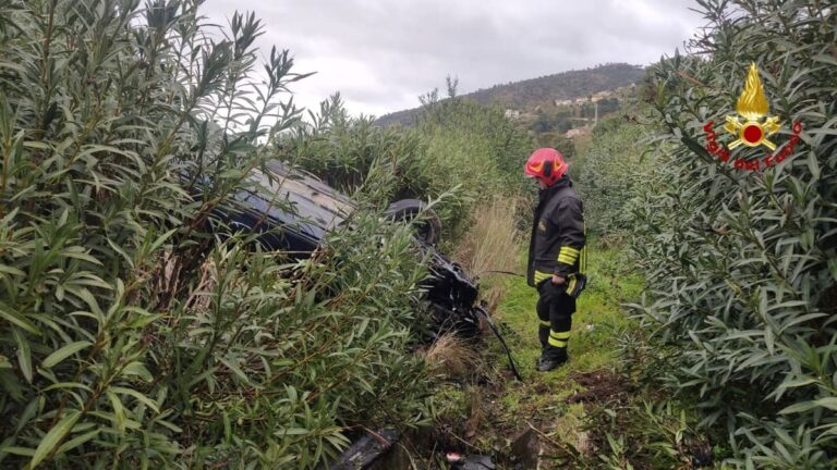 Auto si ribalta sulla A20 tra Capri Leone e Brolo, illeso il conducente