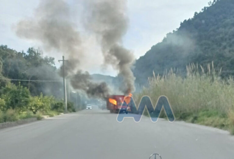 Ficarra, furgone di un corriere prende fuoco. Rogo domato dai Vigili del Fuoco