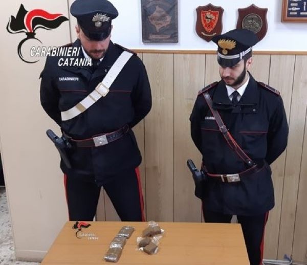 Catania: sorpreso a “lavoro”, lancia la droga in aria e scappa