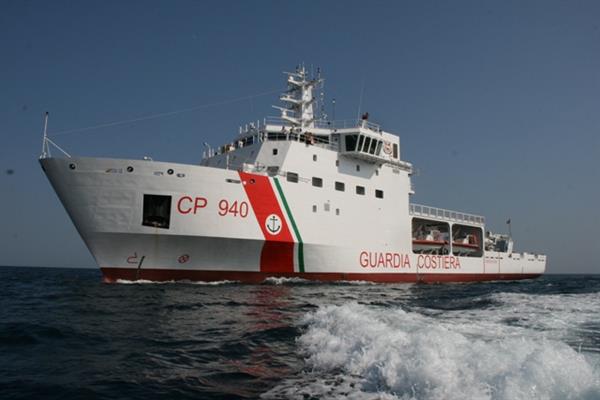 Lampedusa, sbarcano 202 migranti salvati dalla Guardia Costiera