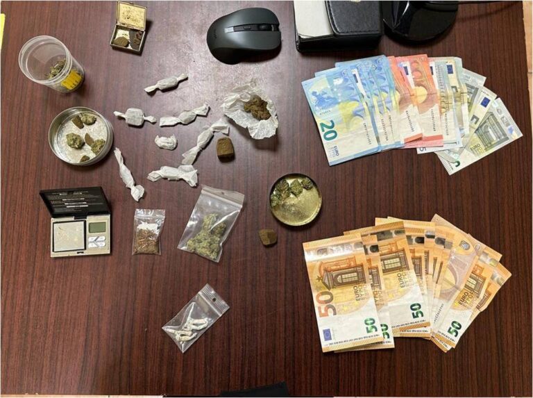 In casa con funghi allucinogeni, hashish e marijuana. Arrestati 18enne messinese