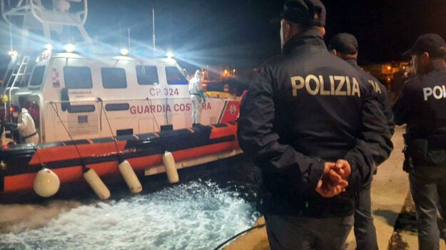 Migranti, primo sbarco a Lampedusa dopo 4 giorni di stop