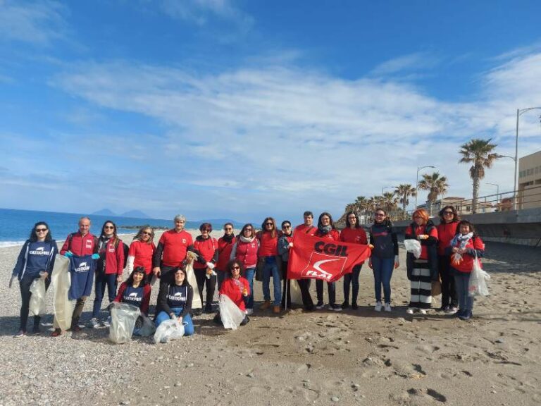 Capo d’Orlando: giornata internazionale della donna, Cgil e “Plastic Free” hanno pulito un tratto di spiaggia