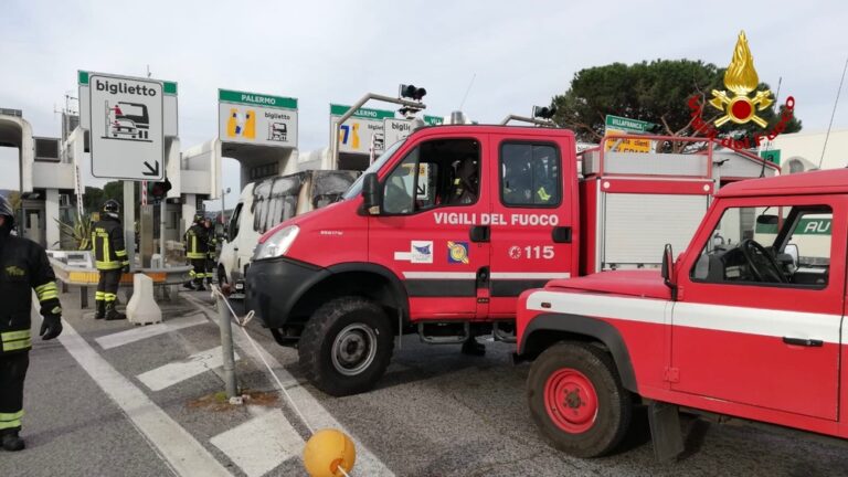 A/20, furgone prende fuoco. Intervengono i Vigili del Fuoco