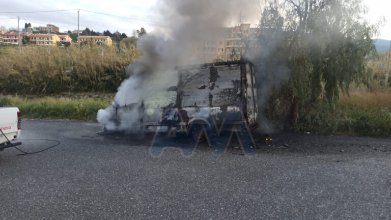 Furgone in fiamme sulla A20 nei pressi di Patti, intervengono i Vigili del Fuoco