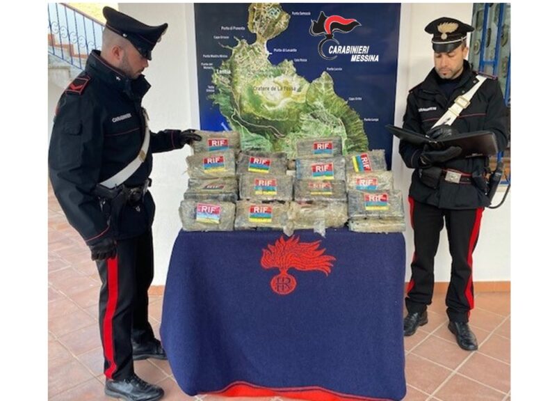 Vulcano – I Carabinieri ritrovano 42kg di cocaina su una scogliera. Erano nascosti in un borsone