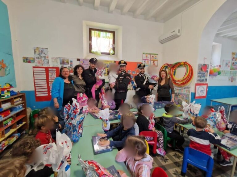 I Carabinieri donano regali e Uova di Pasqua ai bambini della scuola di Stromboli