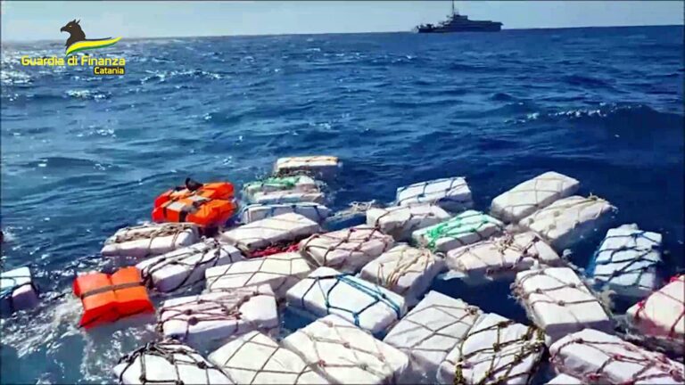 Due tonnellate di cocaina sequestrate in mare tra Messina e Catania, uno dei più ingenti mai effettuati