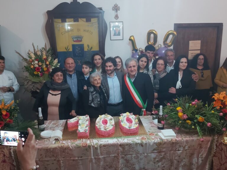 Mirto festeggia i 100 anni di nonna Maria Sgrò, il sindaco: “Esempio di vita per tutti”