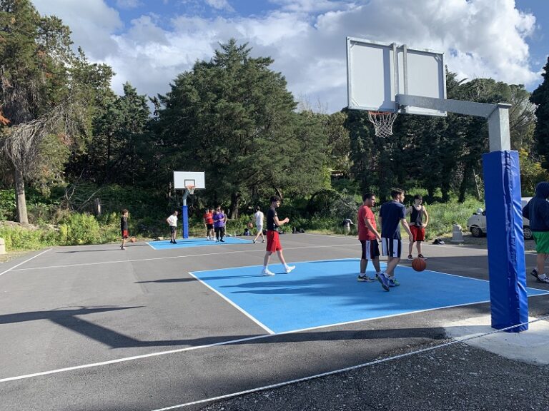 Patti: un campo di basket realizzato in mezzo al verde e apprezzato dai giovani