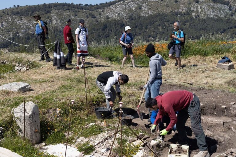 Sicilia – Scoperta la strada lastricata dell’antica Segesta. Dal 25 aprile visite guidate agli scavi