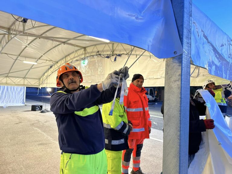 Migranti, a Catania si allestiscono 2 tendostrutture per l’accoglienza