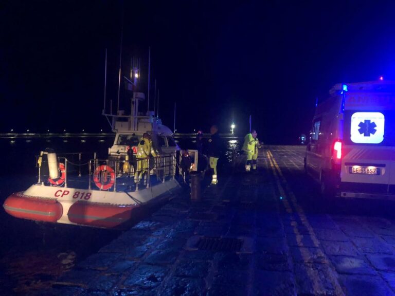 Ha un infarto sull’isola di Salina, trasportato in ospedale a Lipari dalla Guardia Costiera