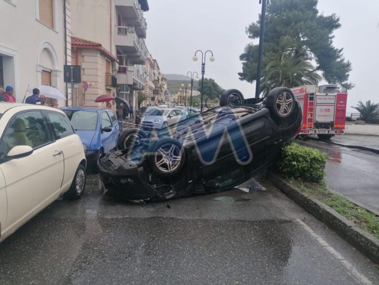 Patti Marina, auto si ribalta in centro. Ferita una donna