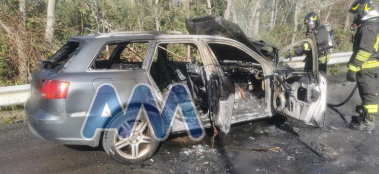 Patti, auto prende fuoco sulla strada per Mongiove. Sul posto i Vigili del Fuoco