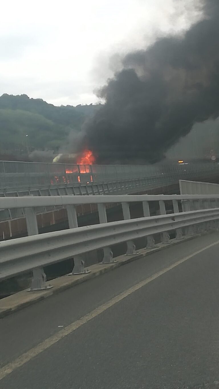 A/20, tir in fiamme tra gli svincoli di Giostra e Boccetta, in direzione Palermo. Traffico in tilt