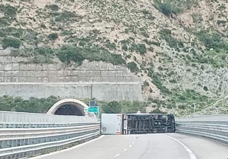 Camion si ribalta sulla A20 tra Tusa e Santo Stefano di Camastra. Traffico bloccato in direzione Messina