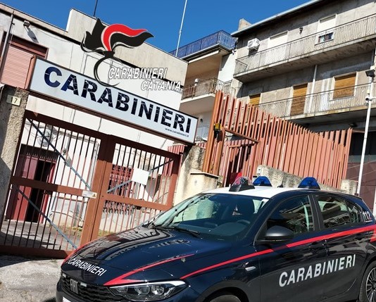 Parcheggio conteso: coppia arrestata per stalking contro i vicini nel catanese