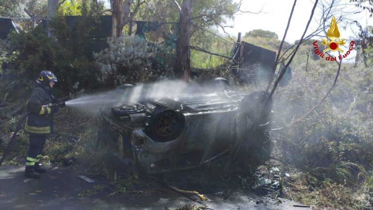 Auto si ribalta e va a fuoco a Lipari, ferito il conducente. Intervengono i Vigili del Fuoco