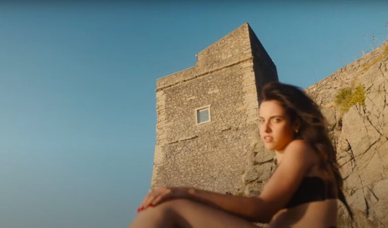 “Pazza Estate”, la giovane Giorgia Ceraolo celebra l’estate con una clip musicale girata tra Capo d’Orlando e Piraino