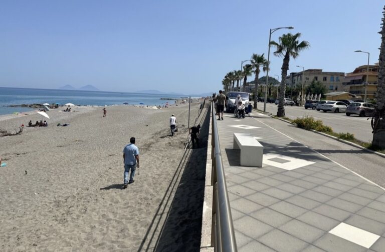 Capo d’Orlando – Incuria in spiaggia, la segnalazione di alcuni bagnanti. Installate le docce