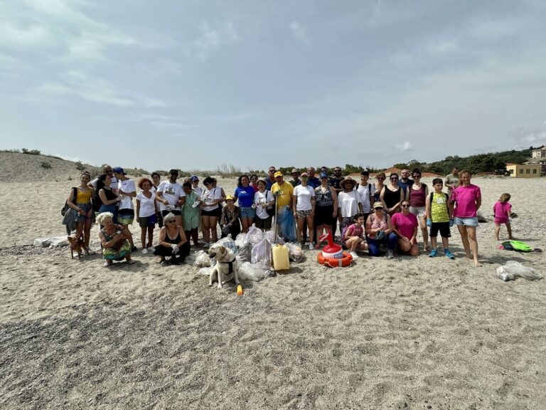 “Mare per tutti”, disabili si immergono nello Stretto e puliscono il mare a Messina. Raccolti rifiuti anche in spiaggia