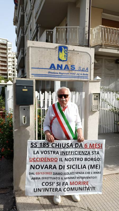 Novara di Sicilia, il sindaco Bertolami incatenato davanti alla sede Anas: “La vostra inefficienza sta uccidendo il nostro borgo!”