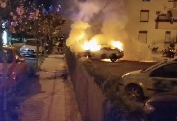 Capo d’Orlando – Auto in fiamme nella notte, probabile cortocircuito