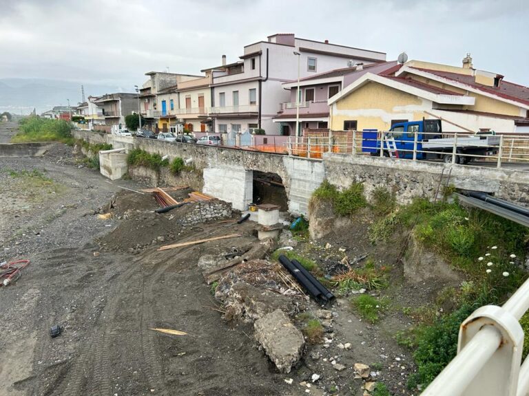 Barcellona P.G. – Avviati i lavori per la realizzazione del muro d’argine del Torrente Longano