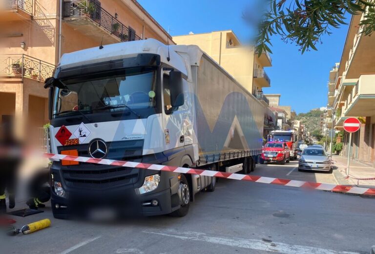 Capo d’Orlando, cede asfalto in via Veneto. Tir rimane bloccato