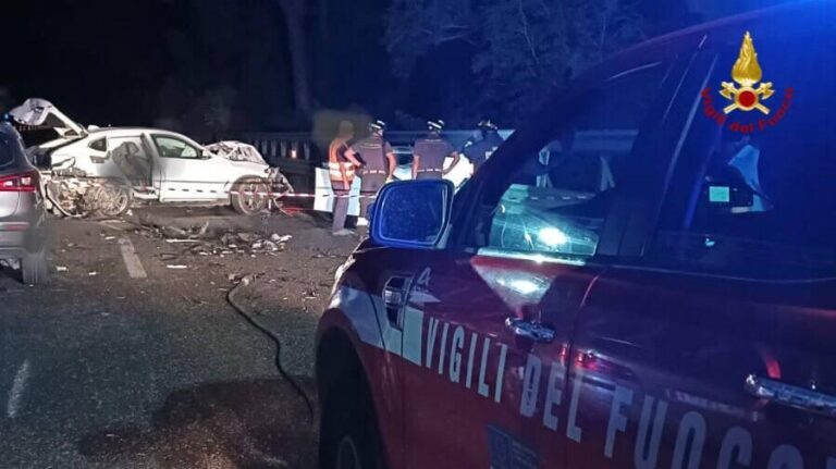 Tragico incidente sulla A20 nella notte, due morti e 4 feriti. Tre le auto coinvolte. Le vittime sono un 30enne e un 46enne