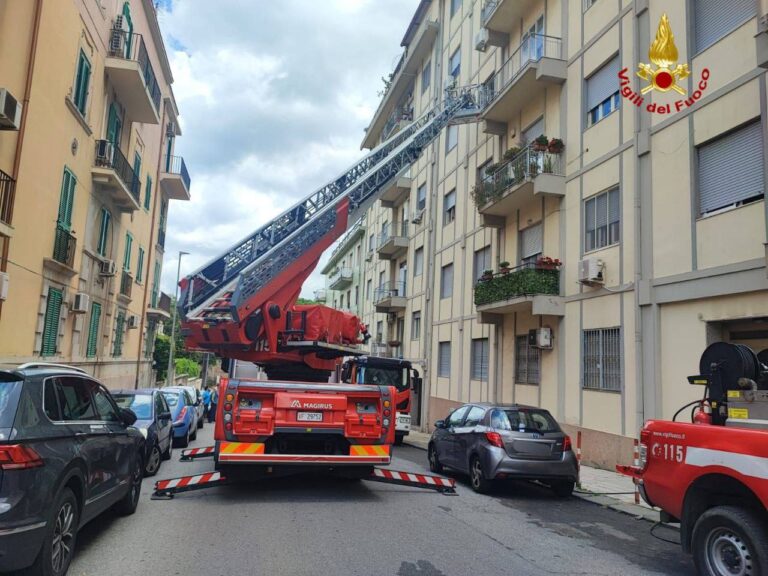 Messina, incendio in un appartamento. Soccorsa una donna