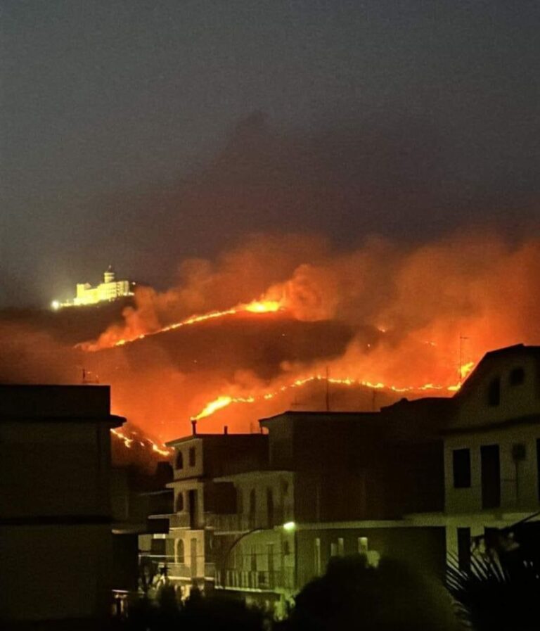 Oliveri, ripartono le fiamme sul promontorio di Tindari