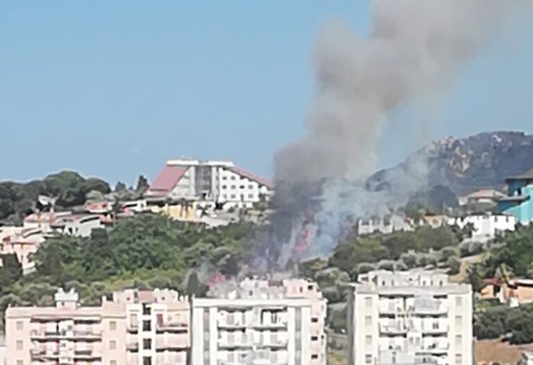 Patti – Incendio vicino alla Concattedrale, intervenute le forze dell’ordine