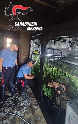 Intervento per incendio in casa, ma all’interno c’è una serra di marijuana. Arrestato 24enne