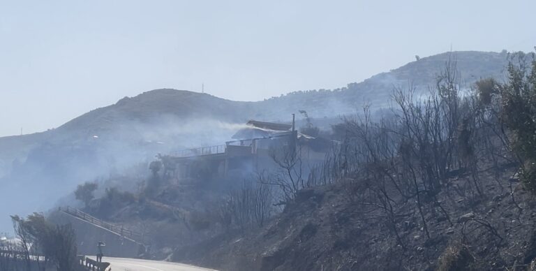 Santo Stefano di Camastra – Il giorno dopo gli incendi si contano i danni. Un’abitazione distrutta – VIDEO