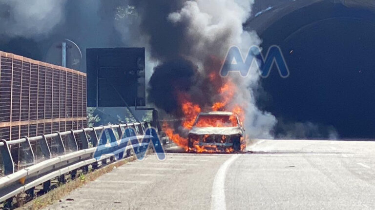 Autostrada A20, auto in fiamme poco prima dello svincolo di Brolo; traffico in tilt