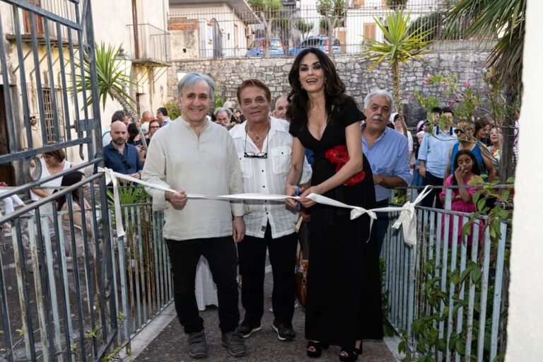 Mirto – “La Moda al tempo dei Florio”, Maria Grazia Cucinotta inaugura la mostra dedicata agli abiti d’epoca