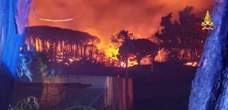 Sicilia, inferno di fuoco. Chiuso aeroporto di Palermo. A Messina evacuate abitazioni a Curcuraci