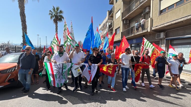 Corteo a Milazzo, oggi sciopero dei metalmeccanici. Protesta per le precarie condizioni del settore – VIDEO