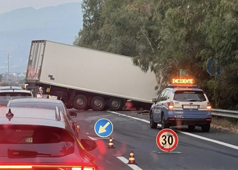 Scontro tra due tir sulla A18, feriti i due conducenti. Traffico in tilt verso Catania